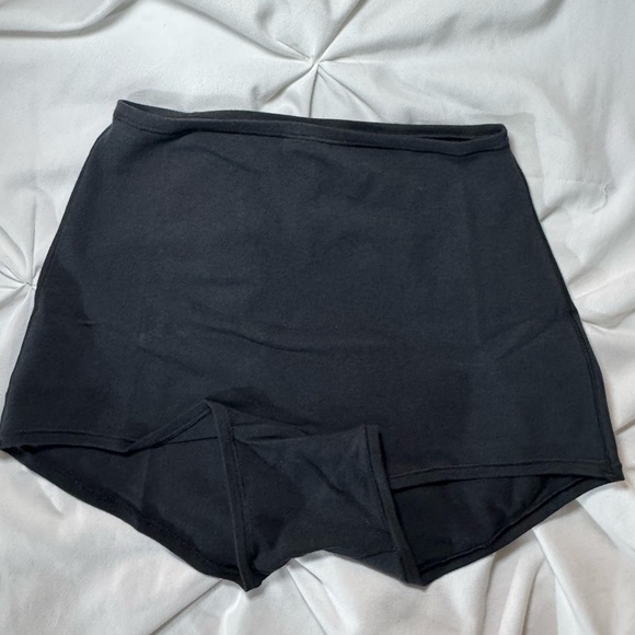 Skims Shorts - Picture 2 of 7
